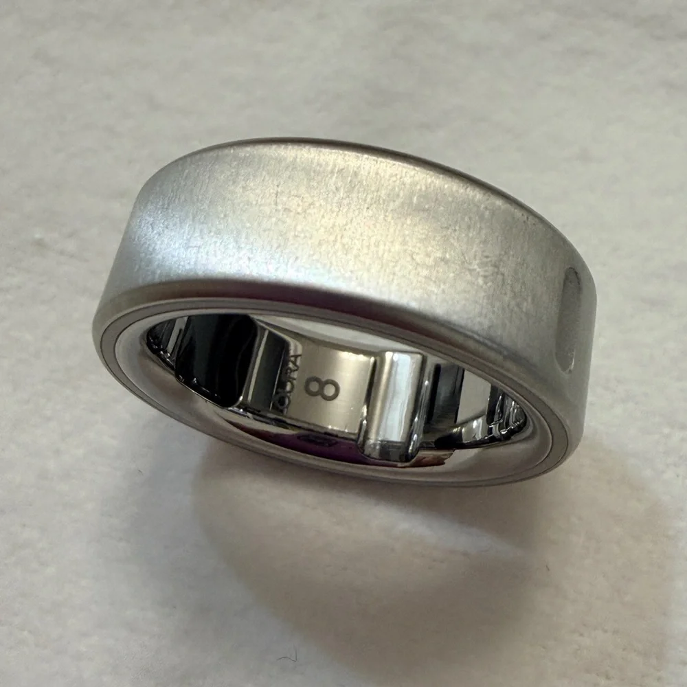 Oura Ring 4 — Brushed Silver, Size 8 With Wireless Charger